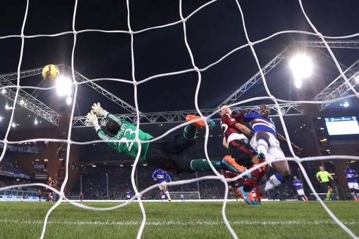 La spaccata vincente di Okaka che vale l'1-1 Samp: anticipato  netto Bonera, nulla da fare per Diego Lopez. Afp